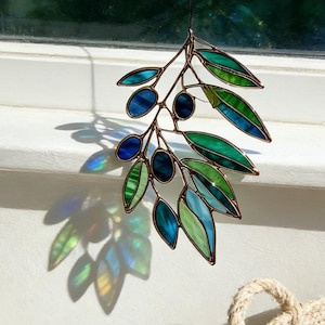 Green Olive Leaf Stained Glass Window Art｜Hand-Painted Sunlight Catcher｜Plant-Inspired Home Decor｜Unique Garden Window Accent｜Wedding Decor