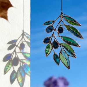 Green Olive Leaf Stained Glass Suncatcher ｜Glass Window Hanging｜Plant Lover Gift｜Botanical Home Decor｜Nature Inspired Wall Art｜Garden Decor